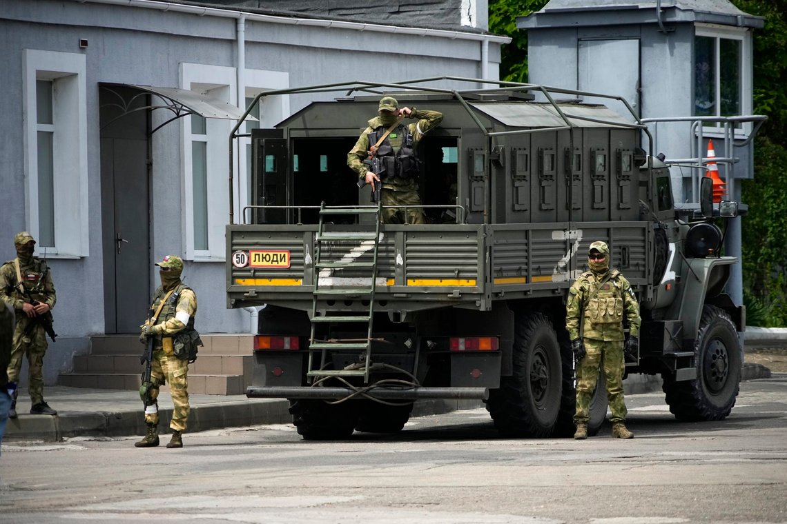 Russiske soldater holder vakt i Kherson, en av de første byene som kom under russisk kontroll etter krigsutbruddet i februar. Nå skal de russiske soldatene trekke seg ut. Foto: AP / NTB Russiske soldater holder vakt i Kherson, en av de første byene som kom under russisk kontroll etter krigsutbruddet i februar. Nå skal de russiske soldatene trekke seg ut. Foto: AP / NTB
