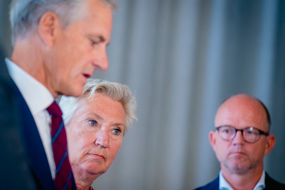 Oslo 20220808.
Statsminister Jonas Gahr Støre, LO-leder Peggy Hessen Følsvik og NHO-direktør Ole Erik Almlid møter pressen etter et møte mellom regjeringen, NHO og LO om kraftsituasjonen.
Foto: Stian Lysberg Solum / NTB Oslo 20220808.
Statsminister Jonas Gahr Støre, LO-leder Peggy Hessen Følsvik og NHO-direktør Ole Erik Almlid møter pressen etter et møte mellom regjeringen, NHO og LO om kraftsituasjonen.
Foto: Stian Lysberg Solum / NTB