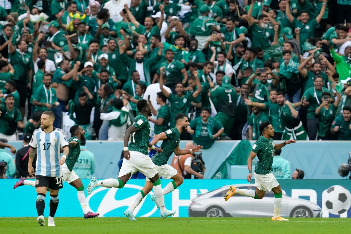 Saudi-Arabia kunne slippe jubelen løs da de gikk opp i 2-1-ledelse over Argentina. Foto: Natacha Pisarenko / AP Photo / NTB Saudi-Arabia kunne slippe jubelen løs da de gikk opp i 2-1-ledelse over Argentina. Foto: Natacha Pisarenko / AP Photo / NTB