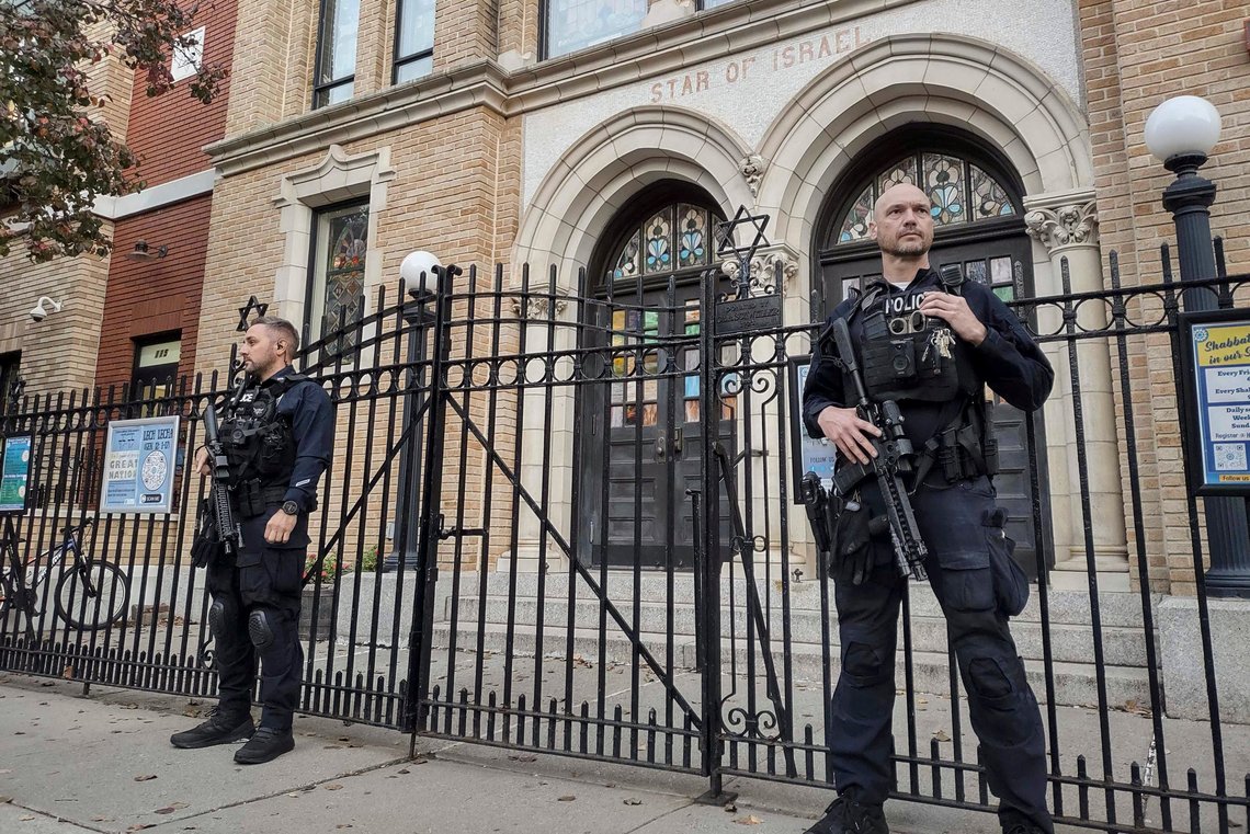 Politibetjenter står vakt utenfor en synagoge i byen Hoboken i New Jersey. FBI advarte torsdag mot en trussel mot delstatens synagoger, og ba dem ta sikkerhetsforanstaltninger. Foto: Ryan Kryska AP / NTB Politibetjenter står vakt utenfor en synagoge i byen Hoboken i New Jersey. FBI advarte torsdag mot en trussel mot delstatens synagoger, og ba dem ta sikkerhetsforanstaltninger. Foto: Ryan Kryska AP / NTB