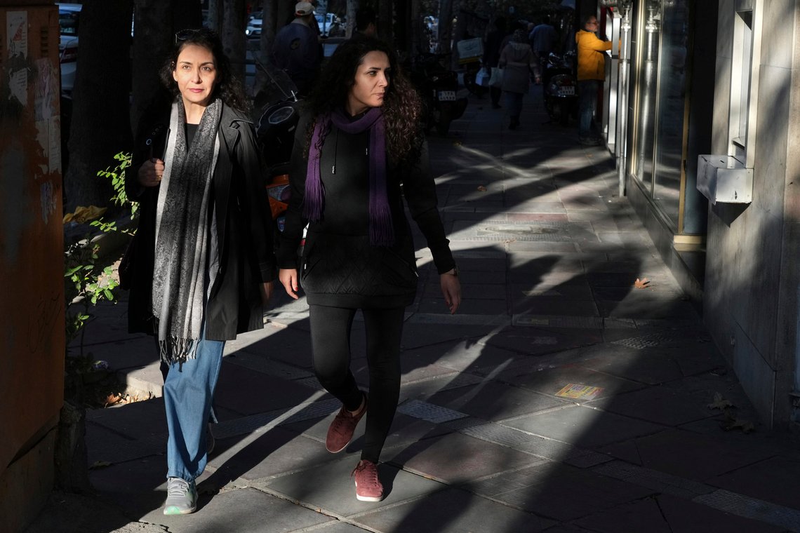 To iranske kvinner ute i Teherans gater uten det obligatoriske hodesjalet mandag. Foto: Vahid Salemi / AP / NTB To iranske kvinner ute i Teherans gater uten det obligatoriske hodesjalet mandag. Foto: Vahid Salemi / AP / NTB