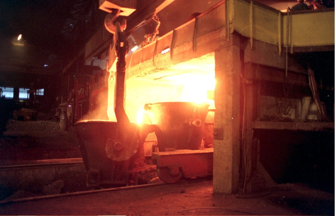 Dette bildet er fra 1993, da Elkem Sauda smelteverk. Nå ser fremtiden mørk ut. Arkivbilde /NTB Dette bildet er fra 1993, da Elkem Sauda smelteverk. Nå ser fremtiden mørk ut. Arkivbilde /NTB