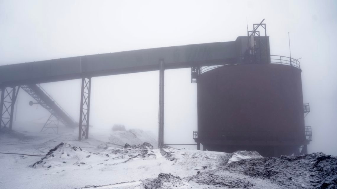 Gruve 7 på Svalbard er den siste norske kullgruva som fortsatt er i drift. Den skal etter planen legges ned for godt i 2025. Frp ønsker en vurdering av fortsatt gruvedrift på grunn av energisituasjonen i verden etter Russlands invasjon av Ukraina. Foto: Ole Berg-Rusten / NTB Gruve 7 på Svalbard er den siste norske kullgruva som fortsatt er i drift. Den skal etter planen legges ned for godt i 2025. Frp ønsker en vurdering av fortsatt gruvedrift på grunn av energisituasjonen i verden etter Russlands invasjon av Ukraina. Foto: Ole Berg-Rusten / NTB