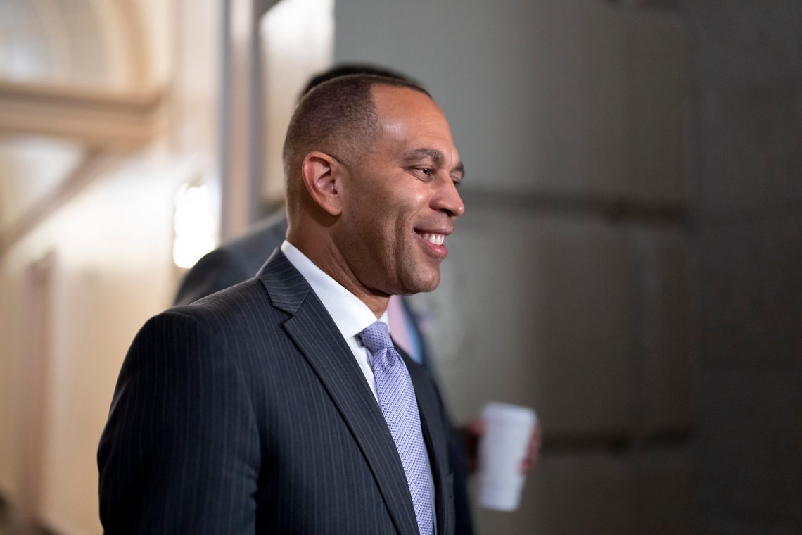 Hakeem Jeffries er favoritt til å ta over som Demokratenes leder etter Nancy Pelosi. At han er såkalt valgfornekter er ingen hindring. Foto: AP /J. Scott Applewhite /NTB Hakeem Jeffries er favoritt til å ta over som Demokratenes leder etter Nancy Pelosi. At han er såkalt valgfornekter er ingen hindring. Foto: AP /J. Scott Applewhite /NTB