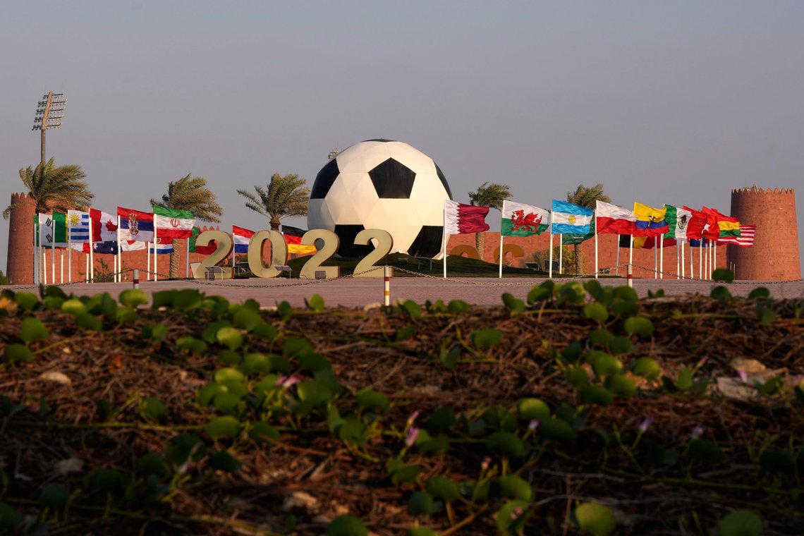 Her lader Tyskland opp til fotball-VM, på Al-Shamal stadion i Qatar. Foto: AP /Matthias Schrader /NTB Her lader Tyskland opp til fotball-VM, på Al-Shamal stadion i Qatar. Foto: AP /Matthias Schrader /NTB