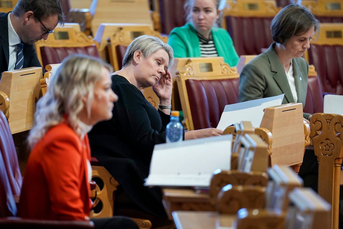 Landbruks- og matminister Sandra Borch (Sp) (t.v), barne- og familieminister Kjersti Toppe (Sp) og arbeids- og inkluderingsminister Marte Mjøs Persen (Ap)Nå skal regjeringen forsøke å redde ansikt, ved å bevilge smuler til sultne nordmenn. Foto: Stian Lysberg Solum / NTB Landbruks- og matminister Sandra Borch (Sp) (t.v), barne- og familieminister Kjersti Toppe (Sp) og arbeids- og inkluderingsminister Marte Mjøs Persen (Ap)Nå skal regjeringen forsøke å redde ansikt, ved å bevilge smuler til sultne nordmenn. Foto: Stian Lysberg Solum / NTB
