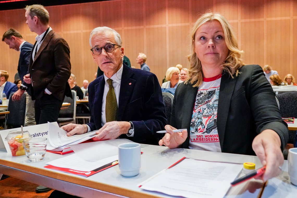 Partileder Jonas Gahr Støres og partisekretær Kjersti Stenseng, skylder på alt annet enn seg selv for de dårlige meningsmålingene.
Foto: Gorm Kallestad / NTB Partileder Jonas Gahr Støres og partisekretær Kjersti Stenseng, skylder på alt annet enn seg selv for de dårlige meningsmålingene.
Foto: Gorm Kallestad / NTB