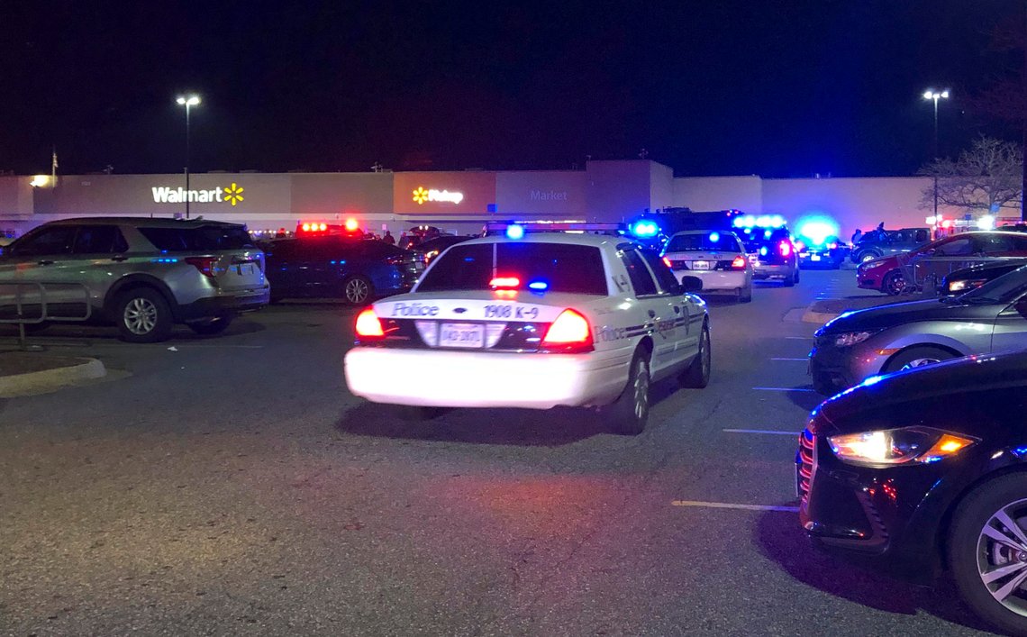 Hendelsen fant sted sent tirsdag kveld, og politiet rykket ut til meldinger om skyting i Walmart-butikken på Sam's Circle i Chesapeake i 22.15-tida. Foto: WAVY-TV 10 / AP / NTB Hendelsen fant sted sent tirsdag kveld, og politiet rykket ut til meldinger om skyting i Walmart-butikken på Sam's Circle i Chesapeake i 22.15-tida. Foto: WAVY-TV 10 / AP / NTB