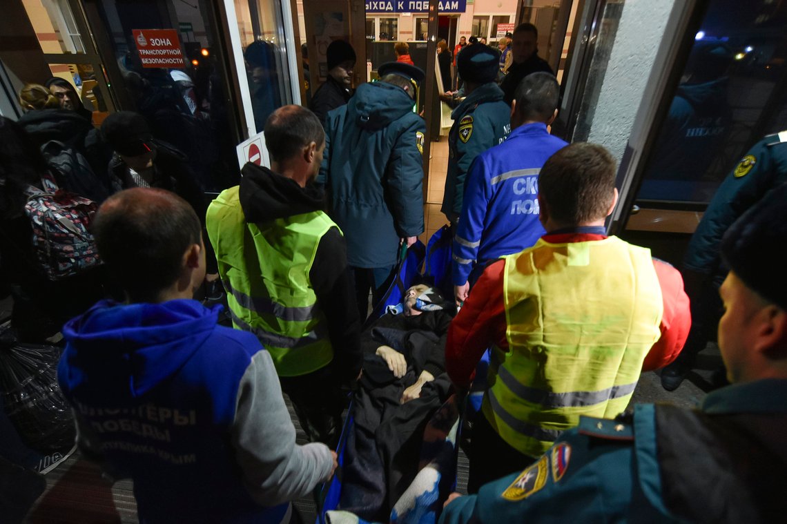 Frivillige og helsearbeidere hjelper frigjorte ukrainere i Kherson. Russerne skal nå ha fullført tilbaketrekningen fra byen. Foto: AP/ NTB Frivillige og helsearbeidere hjelper frigjorte ukrainere i Kherson. Russerne skal nå ha fullført tilbaketrekningen fra byen. Foto: AP/ NTB