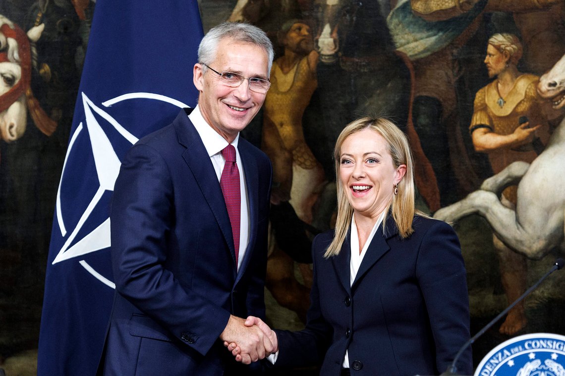 Natos generalsekretær Jens Stoltenberg møtte torsdag Italias nye statsminister Giorgia Meloni i Roma. Begge forsikret om fortsatt støtte til Ukraina. Norges regjering følger opp. Foto: Roberto Monaldo / LaPresse / AP / NTB Natos generalsekretær Jens Stoltenberg møtte torsdag Italias nye statsminister Giorgia Meloni i Roma. Begge forsikret om fortsatt støtte til Ukraina. Norges regjering følger opp. Foto: Roberto Monaldo / LaPresse / AP / NTB