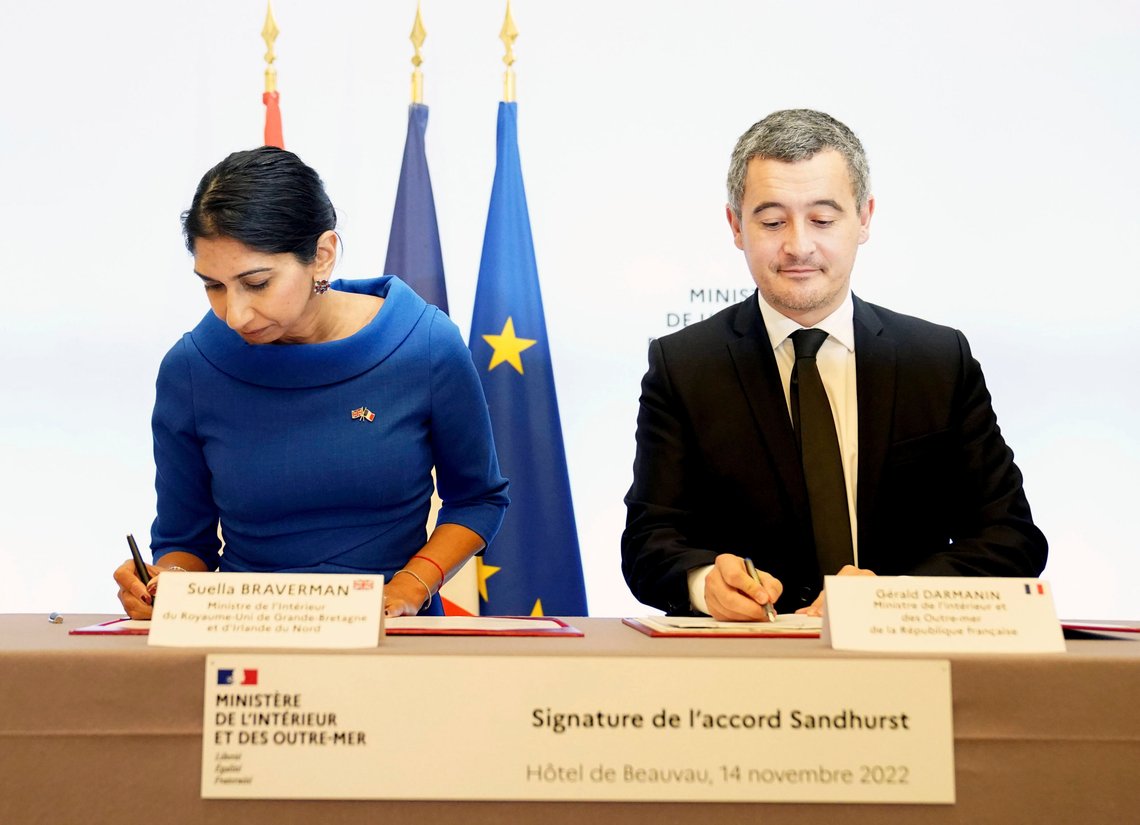 Britenes innenriksminister Suella Braverman og hennes franske motpart Gérald Darmanin signerte mandag morgen en avtale om hvordan de to landene skal samarbeide for å forhindre den massive migrasjonen over Den engelske kanal. Foto: Stefan Rousseau/ AP/ NTB Britenes innenriksminister Suella Braverman og hennes franske motpart Gérald Darmanin signerte mandag morgen en avtale om hvordan de to landene skal samarbeide for å forhindre den massive migrasjonen over Den engelske kanal. Foto: Stefan Rousseau/ AP/ NTB