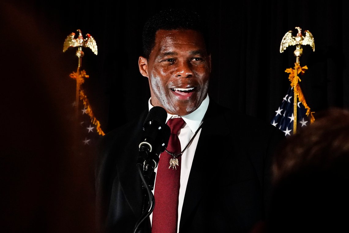 Republikanernes senatskandidat Herschel Walker på valgvaken tirsdag kveld. Foto: Brynn Anderson / AP / NTB Republikanernes senatskandidat Herschel Walker på valgvaken tirsdag kveld. Foto: Brynn Anderson / AP / NTB