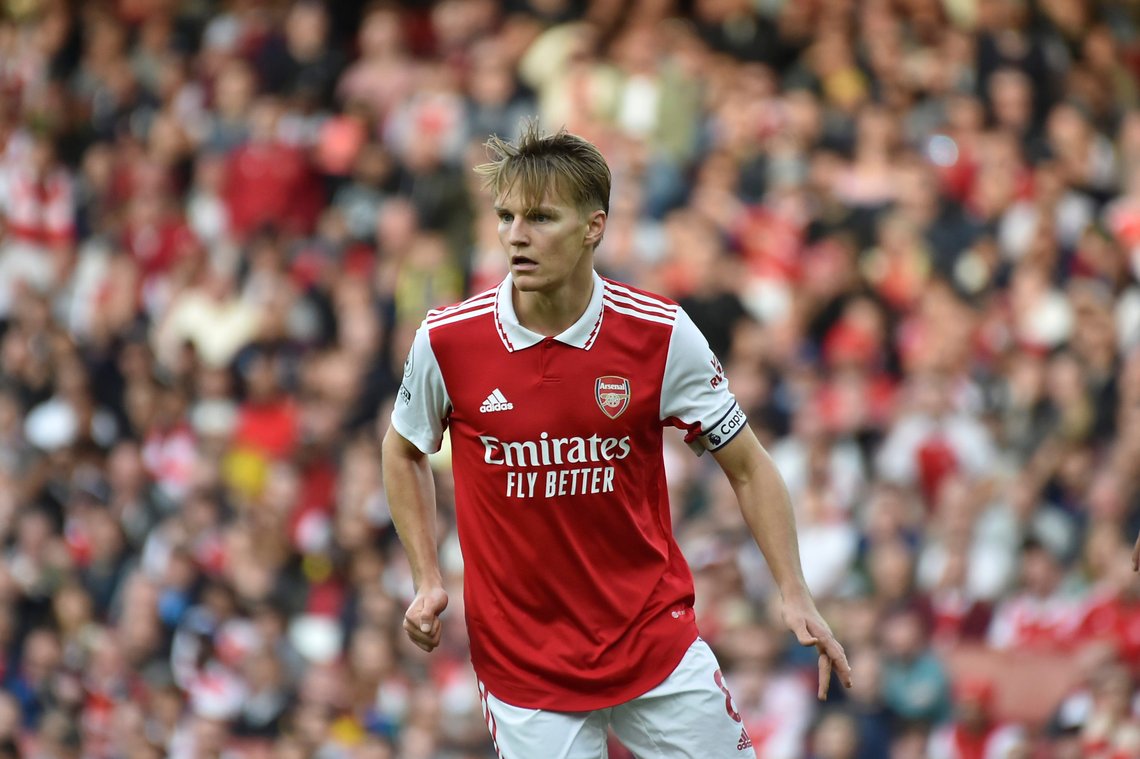 Martin Ødegaard er både kaptein og toppscorer for Arsenal, som leder Premier League. Foto: AP /Rui Vieira /NTB Martin Ødegaard er både kaptein og toppscorer for Arsenal, som leder Premier League. Foto: AP /Rui Vieira /NTB