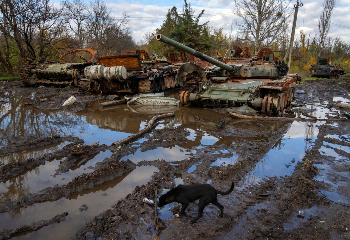 Det har vært mye vann og gjørme i Ukraina i høst. Her fra Kamjanka i Kharkiv. Foto: Efrem Lukatsky / AP / NTB Det har vært mye vann og gjørme i Ukraina i høst. Her fra Kamjanka i Kharkiv. Foto: Efrem Lukatsky / AP / NTB