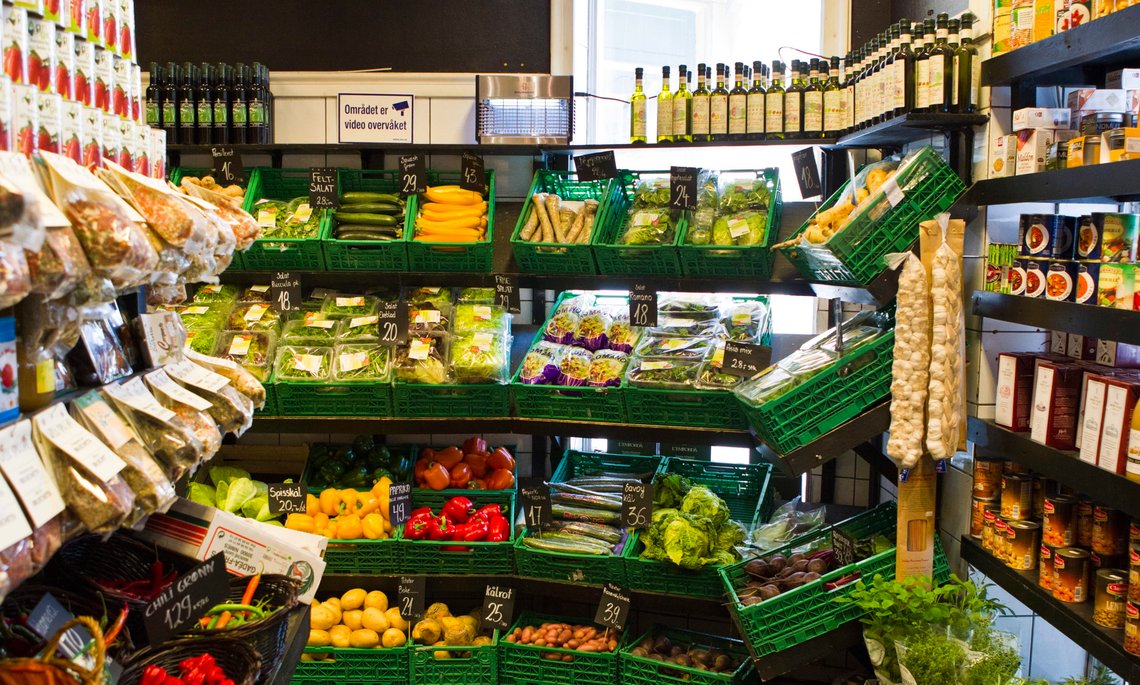 Maten blir stadig dyrere, og prisene har økt med 13,1 prosent på ett år. Foto: Vegard Grøtt / Scanpix Maten blir stadig dyrere, og prisene har økt med 13,1 prosent på ett år. Foto: Vegard Grøtt / Scanpix