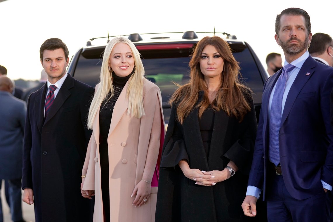 Tiffany og hennes utkårede Michael ytterst til venstre. I midten Kimberley Guilfoyle som jobbet for Fox News fra 2006-2018. Tiffany Trump and her fiancé Michael Boulos, left, and Donald Trump Jr., and his girlfriend Kimberly Guilfoyle, wait for President Donald Trump and First Lady Melania Trump to arrive and board Air Force One for a final time at Andrews Air Force Base, Md., Wednesday, Jan. 20, 2021.(AP Photo/Manuel Balce Ceneta) Tiffany og hennes utkårede Michael ytterst til venstre. I midten Kimberley Guilfoyle som jobbet for Fox News fra 2006-2018. Tiffany Trump and her fiancé Michael Boulos, left, and Donald Trump Jr., and his girlfriend Kimberly Guilfoyle, wait for President Donald Trump and First Lady Melania Trump to arrive and board Air Force One for a final time at Andrews Air Force Base, Md., Wednesday, Jan. 20, 2021.(AP Photo/Manuel Balce Ceneta)
