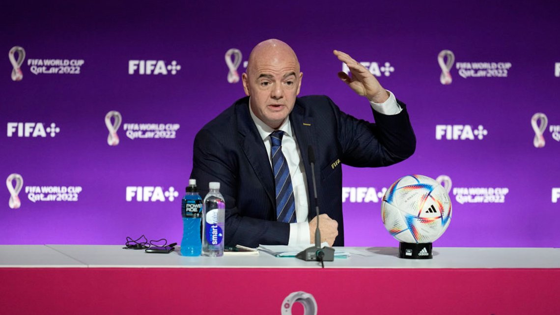FIFA-sjef Gianni Infantino holdt en merkelig pressekonferanse før VM-starten i Qatar. Foto: Abbie Parr / AP / NTB FIFA-sjef Gianni Infantino holdt en merkelig pressekonferanse før VM-starten i Qatar. Foto: Abbie Parr / AP / NTB