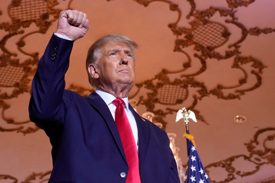 Donald Trump får kritikk etter å ha spist middag med Nick Fuentes, som anklages for å være en hvit nasjonalist og Holocaust-fornekter. Trump sier han ikke visste hvem Fuentes var. Foto: AP /Andrew Harnik/ NTB Donald Trump får kritikk etter å ha spist middag med Nick Fuentes, som anklages for å være en hvit nasjonalist og Holocaust-fornekter. Trump sier han ikke visste hvem Fuentes var. Foto: AP /Andrew Harnik/ NTB