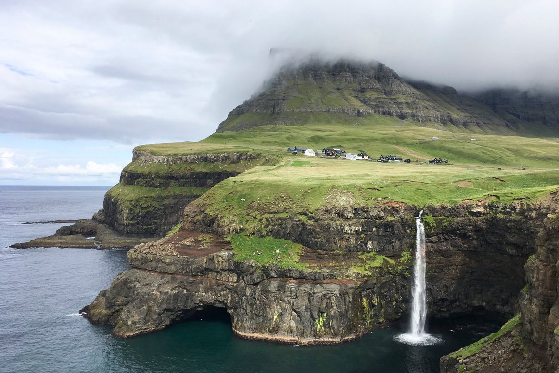 Gásadalur 20180810.
Færøyene stenger for turister siste helgen i april for å holde dugnad og rydde opp etter tidligere turister.
Foto: Hege Pauline Hovig / NTB Gásadalur 20180810.
Færøyene stenger for turister siste helgen i april for å holde dugnad og rydde opp etter tidligere turister.
Foto: Hege Pauline Hovig / NTB