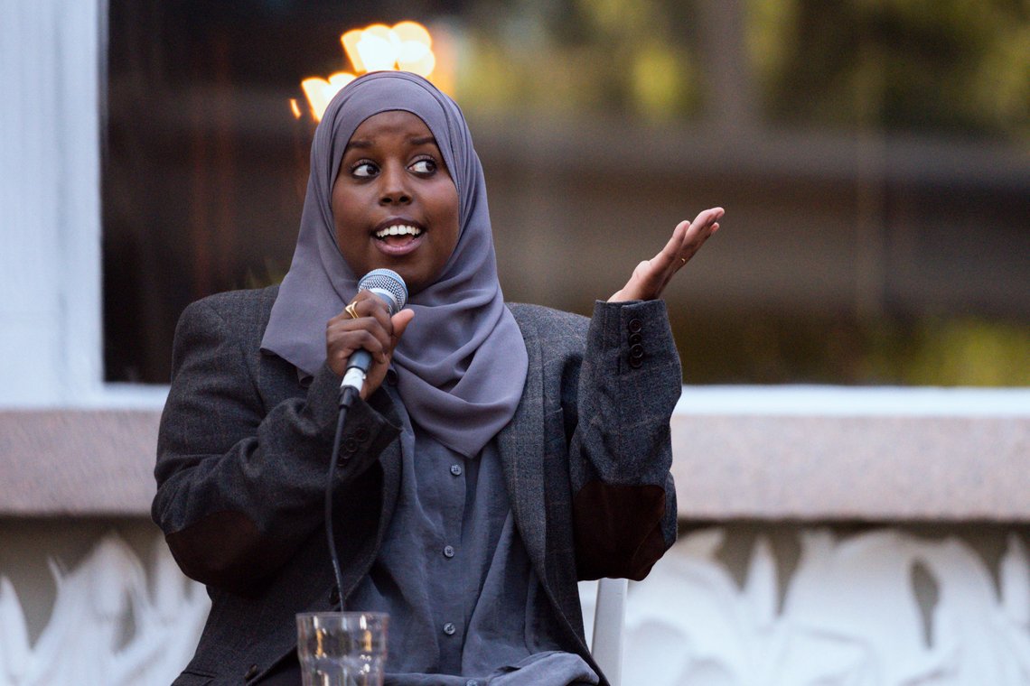 Sumaya Jirde Ali får tilgang til langt flere mikrofoner enn en gjennomsnittlig hvit nordmann. Men allikevel er det de hvite som er privilegerte, og de med mørk hud som må føle på utrygghet.
Foto: Beate Oma Dahle / NTB Sumaya Jirde Ali får tilgang til langt flere mikrofoner enn en gjennomsnittlig hvit nordmann. Men allikevel er det de hvite som er privilegerte, og de med mørk hud som må føle på utrygghet.
Foto: Beate Oma Dahle / NTB