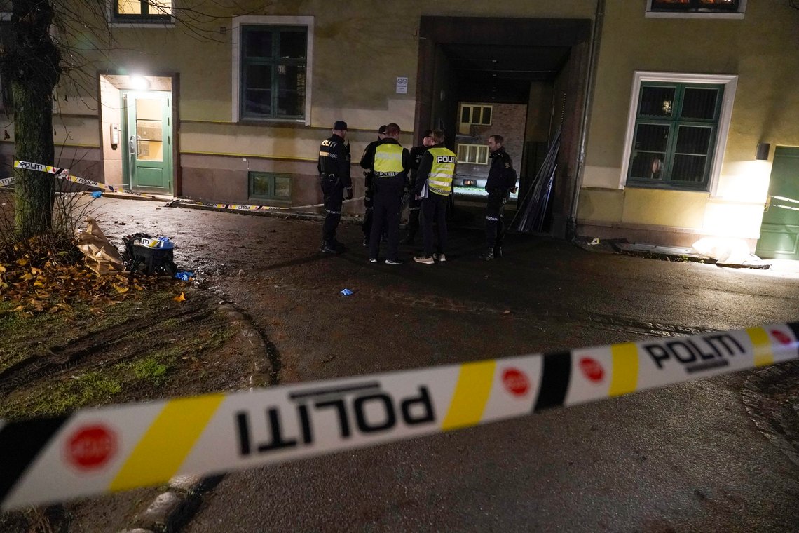 Oslo 20221109.
Politiet er på Torshov med store ressurser. En person har skade som er forenlig med å ha blitt skutt og er kjørt sykehus. Fornærmede er alvorlig, men formentlig ikke livstruende skadd.
Foto: Håkon Mosvold Larsen / NTB Oslo 20221109.
Politiet er på Torshov med store ressurser. En person har skade som er forenlig med å ha blitt skutt og er kjørt sykehus. Fornærmede er alvorlig, men formentlig ikke livstruende skadd.
Foto: Håkon Mosvold Larsen / NTB