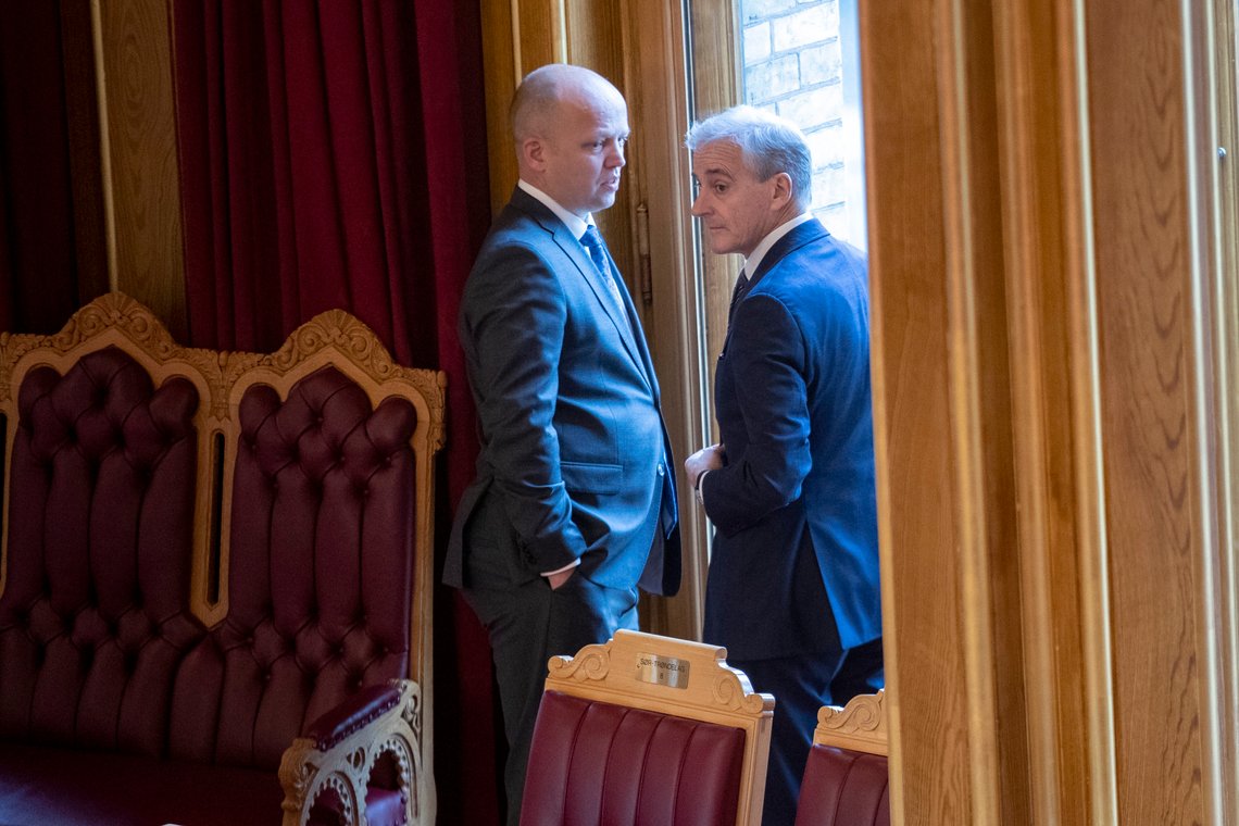 Ministrene og partilederne Vedum og Støre diskuterer hvordan de skal få forklart sine eventyrlige skattekrumspring for «vanlige folk». Foto: Javad Parsa Ministrene og partilederne Vedum og Støre diskuterer hvordan de skal få forklart sine eventyrlige skattekrumspring for «vanlige folk». Foto: Javad Parsa