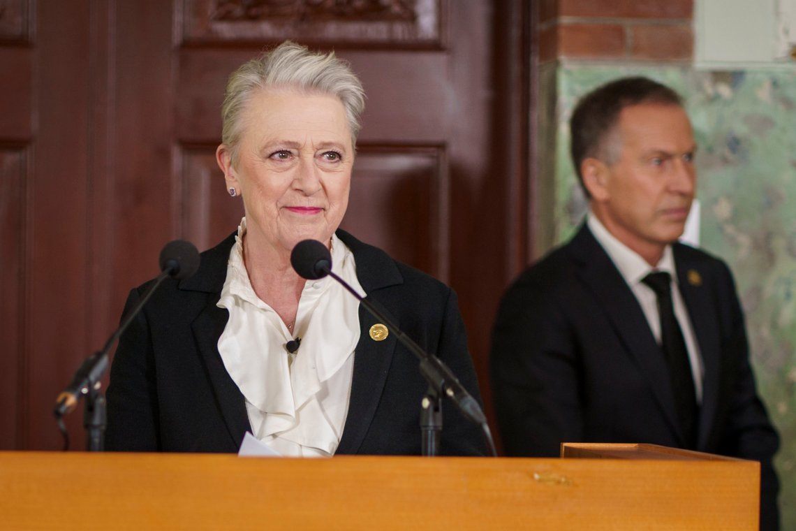 Berit Reiss-Andersen, leder av Nobelkomiteen, kunngjør tildelingen av Nobels fredspris på engelsk. Språkrådet vil at tildelingen også skal foregå på norsk. Foto: Heiko Junge / NTB Berit Reiss-Andersen, leder av Nobelkomiteen, kunngjør tildelingen av Nobels fredspris på engelsk. Språkrådet vil at tildelingen også skal foregå på norsk. Foto: Heiko Junge / NTB