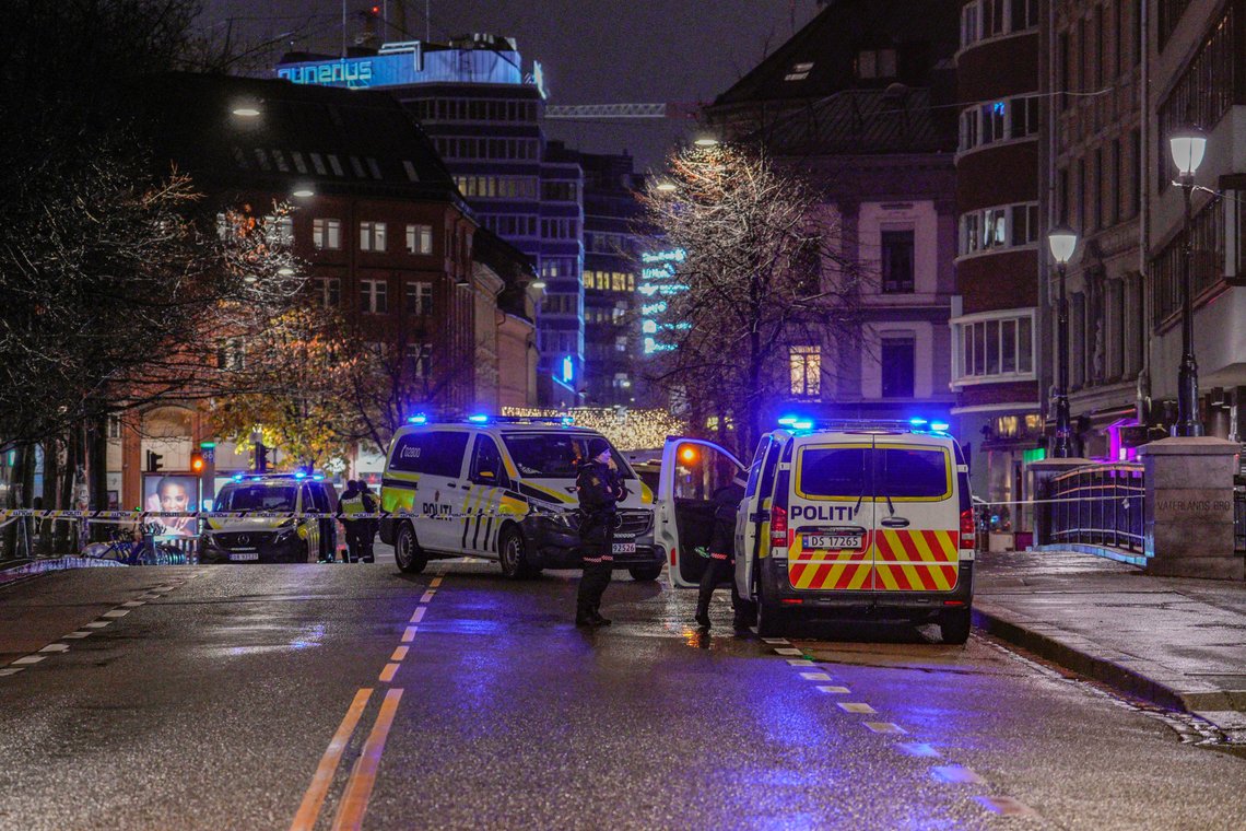 Politi ved stedet der en person ble skutt og drept på Grønland i Oslo tidlig søndag morgen. Foto: Javad Parsa / NTB Politi ved stedet der en person ble skutt og drept på Grønland i Oslo tidlig søndag morgen. Foto: Javad Parsa / NTB