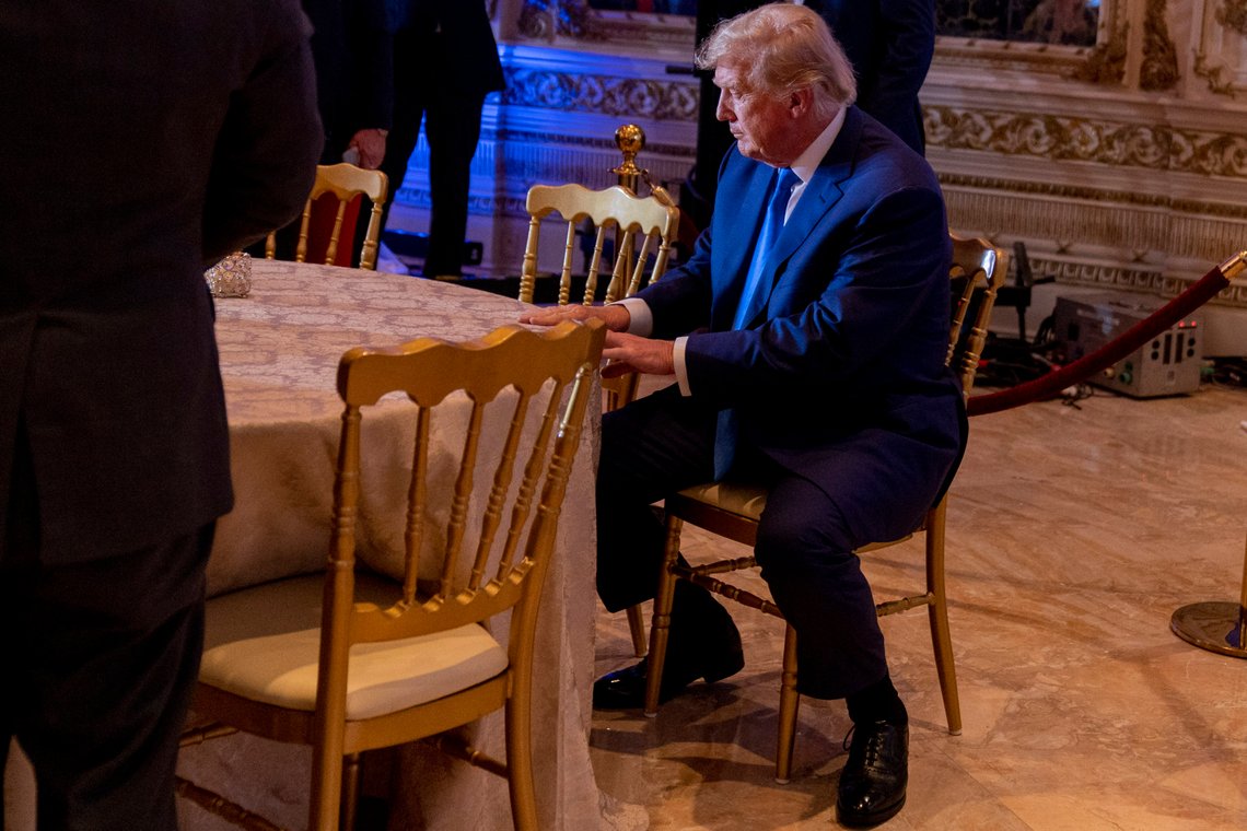 Det er ikke så mange bilder av Trump i hverdagslige situasjoner. Former President Donald Trump takes a seat at Mar-a-lago on Election Day, Tuesday, Nov. 8, 2022, in Palm Beach, Fla. (AP Photo/Andrew Harnik) Det er ikke så mange bilder av Trump i hverdagslige situasjoner. Former President Donald Trump takes a seat at Mar-a-lago on Election Day, Tuesday, Nov. 8, 2022, in Palm Beach, Fla. (AP Photo/Andrew Harnik)