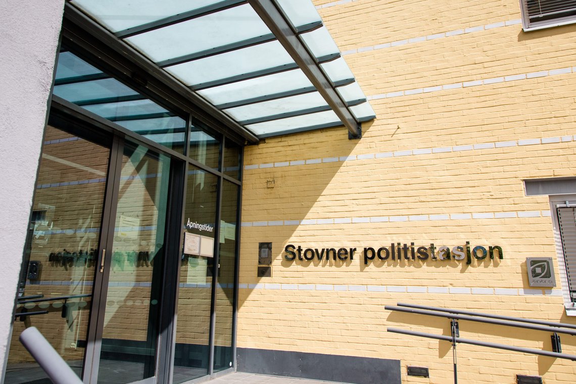 To menn var tiltalt for å ha kastet brannbomber mot Stovner politistasjon i Oslo. Foto: Audun Braastad / NTB To menn var tiltalt for å ha kastet brannbomber mot Stovner politistasjon i Oslo. Foto: Audun Braastad / NTB