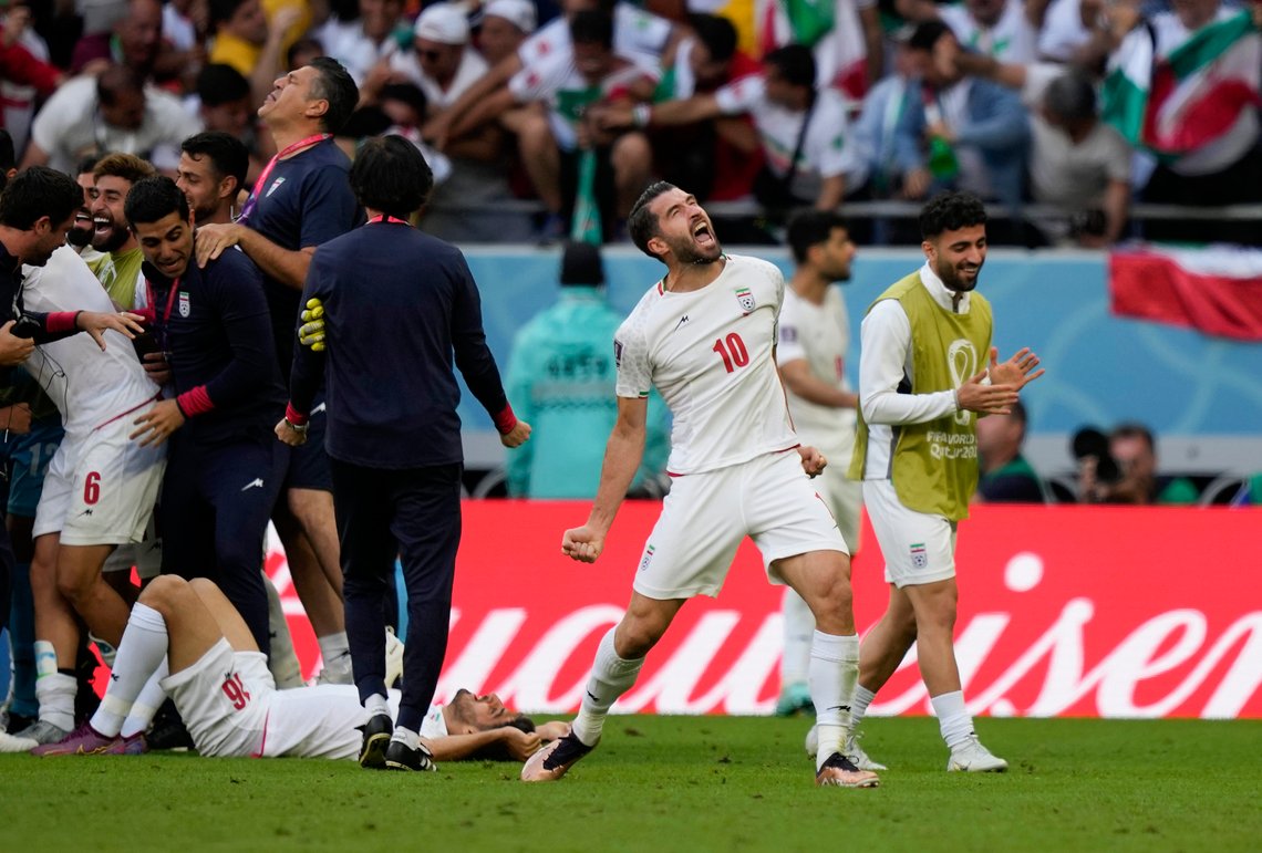 Ville scener etter at Roozbeh Cheshmi har ført Iran opp i ledelsen mot Wales, 8 minutter på overtid. Bildet viser en jublende arim Ansarifard. Foto: AP /Frank Augstein /NTB Ville scener etter at Roozbeh Cheshmi har ført Iran opp i ledelsen mot Wales, 8 minutter på overtid. Bildet viser en jublende arim Ansarifard. Foto: AP /Frank Augstein /NTB