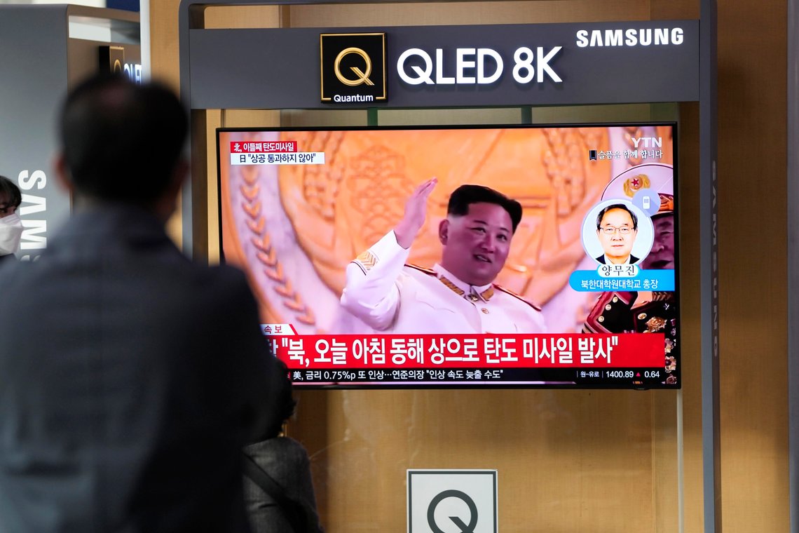 Sør-Korea mener at et interkontinentalt ballistisk missil var blant de tre missilene som Nord-Korea testet torsdag. Her vises et program om testen på sørkoreansk TV. Foto: Lee Jin-man / AP / NTB Sør-Korea mener at et interkontinentalt ballistisk missil var blant de tre missilene som Nord-Korea testet torsdag. Her vises et program om testen på sørkoreansk TV. Foto: Lee Jin-man / AP / NTB
