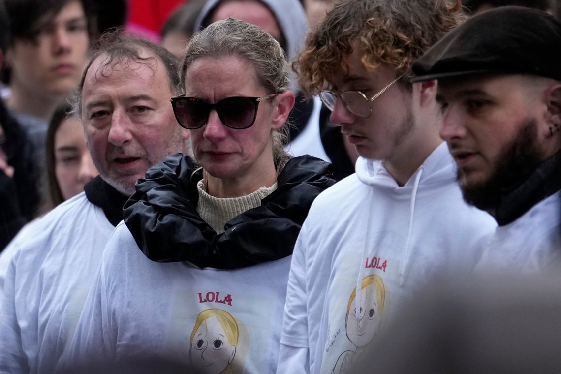 Familien til en 12 år gammel parisisk jente som ble brutalt drept og funnet i en plastboks, leder en stille marsj til hennes ære, gjennom nabolaget der unge Lola bodde, i Paris, onsdag 16. november 2022. Foreldrene hennes utsatte marsjen i flere uker fordi jentas død hadde blitt et politisk brennpunkt. Familien ba politikerne om å holde seg unna onsdagens marsj for å respektere jentas minne. (AP Photo/Thibault Camus) Familien til en 12 år gammel parisisk jente som ble brutalt drept og funnet i en plastboks, leder en stille marsj til hennes ære, gjennom nabolaget der unge Lola bodde, i Paris, onsdag 16. november 2022. Foreldrene hennes utsatte marsjen i flere uker fordi jentas død hadde blitt et politisk brennpunkt. Familien ba politikerne om å holde seg unna onsdagens marsj for å respektere jentas minne. (AP Photo/Thibault Camus)