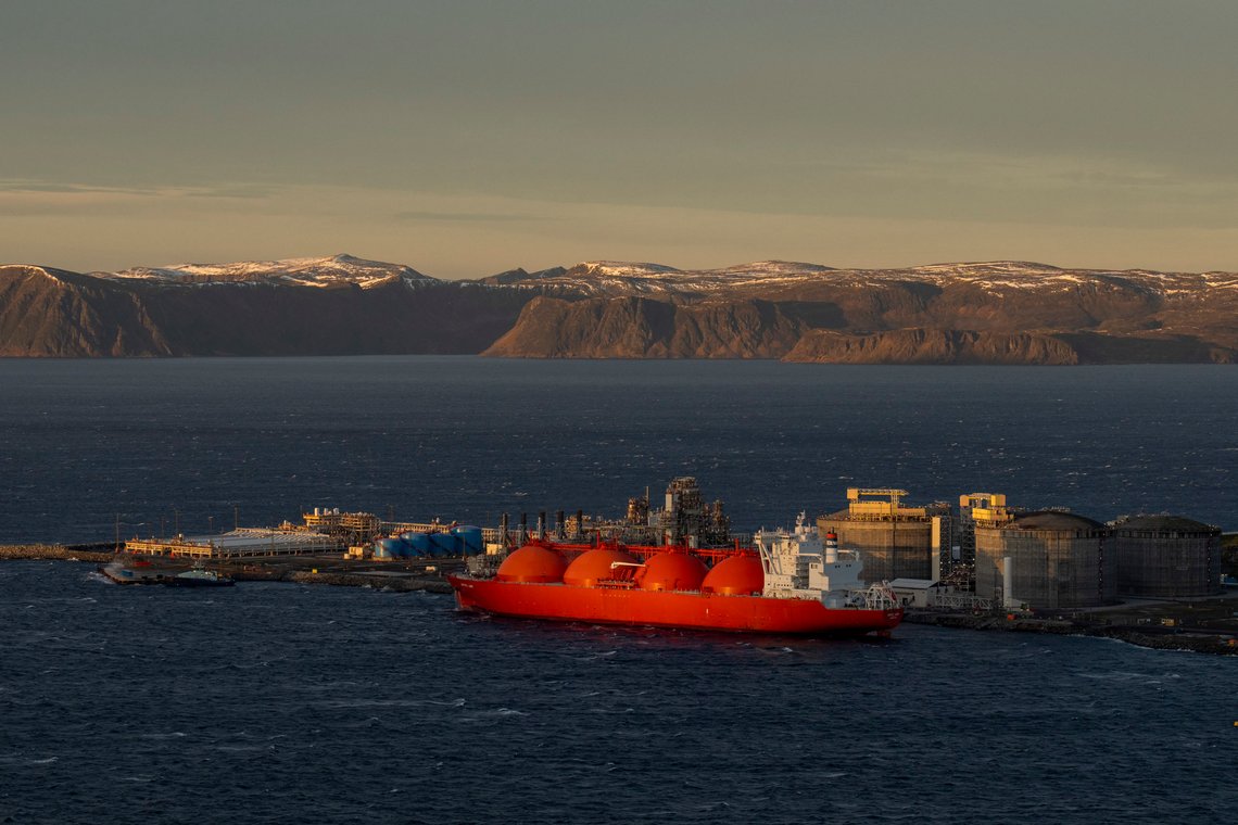 Hammerfest 20221102.
Melkøya utenfor Hammerfest. På øya har Equinor bygget et anlegg for mottak og prosessering av naturgass fra Snøhvitfeltet i Barentshavet. Gassen blir sendt i en 145 km lang gassrørledning til øya. På Melkøya blir gassen prosessert og konvertert til nedkjølt flytende naturgass (LNG = liquified natural gas). Gassen blir deretter eksportert i spesialbygde LNG-skip. Anlegget startet opp høsten 2007.
Foto: Fredrik Varfjell / NTB Hammerfest 20221102.
Melkøya utenfor Hammerfest. På øya har Equinor bygget et anlegg for mottak og prosessering av naturgass fra Snøhvitfeltet i Barentshavet. Gassen blir sendt i en 145 km lang gassrørledning til øya. På Melkøya blir gassen prosessert og konvertert til nedkjølt flytende naturgass (LNG = liquified natural gas). Gassen blir deretter eksportert i spesialbygde LNG-skip. Anlegget startet opp høsten 2007.
Foto: Fredrik Varfjell / NTB
