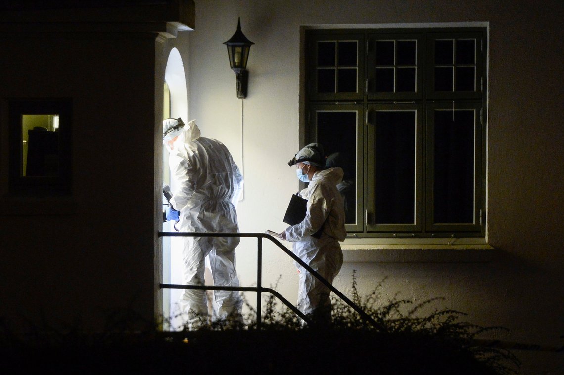 Politiet rykket ut til en bolig i Stavanger etter melding om en alvorlig voldshendelse lørdag kveld. Tre personer er nå siktet for drap eller medvirkning til dette. Foto: Carina Johansen / NTB Politiet rykket ut til en bolig i Stavanger etter melding om en alvorlig voldshendelse lørdag kveld. Tre personer er nå siktet for drap eller medvirkning til dette. Foto: Carina Johansen / NTB