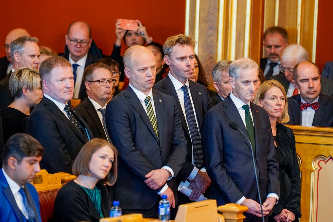 Oslo 20221003.
Regjeringen, ved blant andre kommunal- og distriktsminister Sigbjørn Gjelsvik (Sp), forsvarsminister Bjørn Arild Gram (Sp), finansminister Trygve Slagsvold Vedum (Sp), forsknings- og høyere utdanningsminister Ola Borten Moe (Sp) statsminister Jonas Gahr Støre (Ap) og utenriksminister Anniken Huitfeldt (Ap) under åpningen av det 167. Storting mandag.
Foto: Heiko Junge / NTB Oslo 20221003.
Regjeringen, ved blant andre kommunal- og distriktsminister Sigbjørn Gjelsvik (Sp), forsvarsminister Bjørn Arild Gram (Sp), finansminister Trygve Slagsvold Vedum (Sp), forsknings- og høyere utdanningsminister Ola Borten Moe (Sp) statsminister Jonas Gahr Støre (Ap) og utenriksminister Anniken Huitfeldt (Ap) under åpningen av det 167. Storting mandag.
Foto: Heiko Junge / NTB