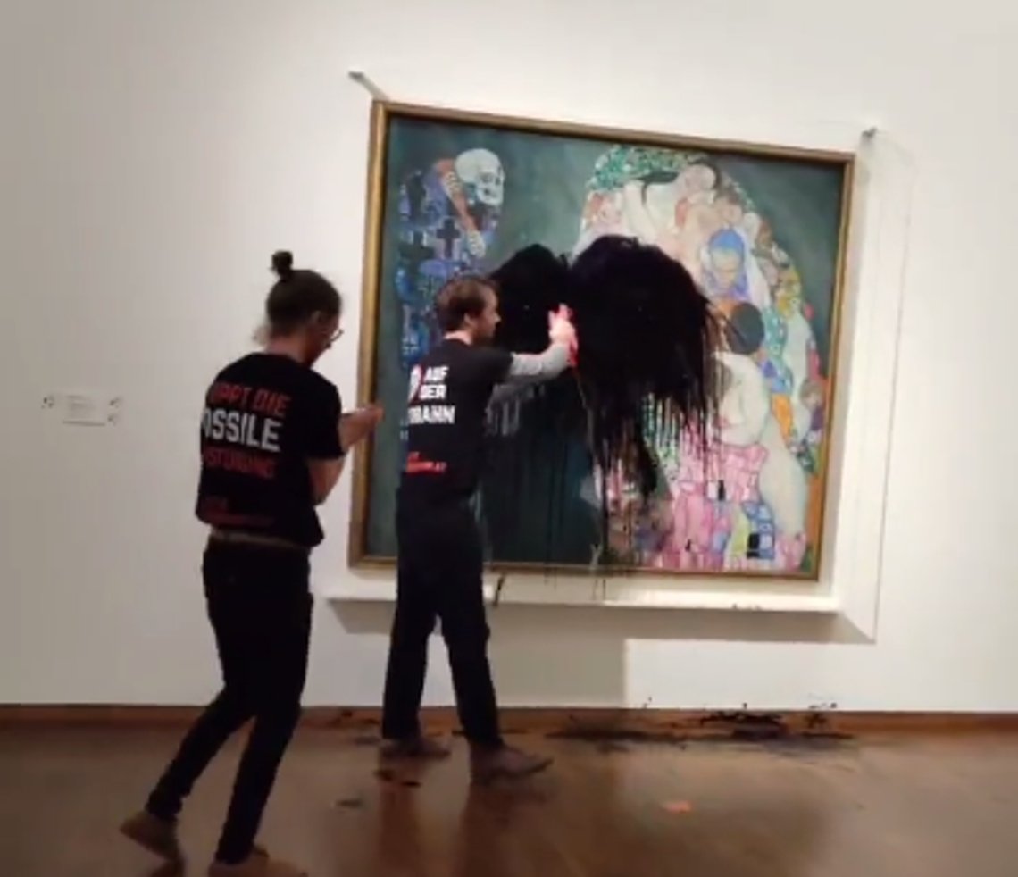 Klimapøbler fra den ekstreme gruppen Letzten Generation helte oljelignende væske over et Klimt-maleri i Wien. Skjermdump Twitter Klimapøbler fra den ekstreme gruppen Letzten Generation helte oljelignende væske over et Klimt-maleri i Wien. Skjermdump Twitter