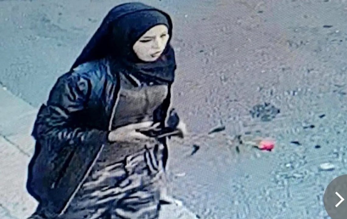 Kvinnen som er mistenkt for bombeattentatet i Istanbul søndag, var iført hijab og bar en rød rose. Seks mennesker ble drept og minst 81 såret da bomben eksploderte. Skjermdump: Vanguard Kvinnen som er mistenkt for bombeattentatet i Istanbul søndag, var iført hijab og bar en rød rose. Seks mennesker ble drept og minst 81 såret da bomben eksploderte. Skjermdump: Vanguard
