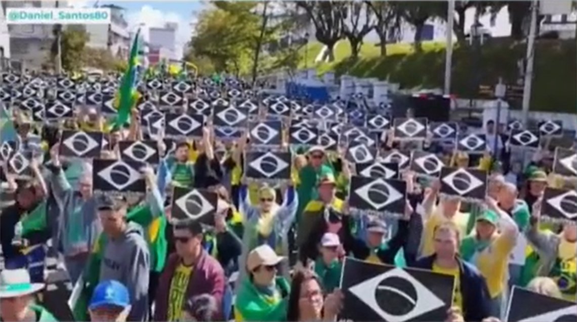 På plakatene står det #BrazilWasStolen. Skjermdump På plakatene står det #BrazilWasStolen. Skjermdump