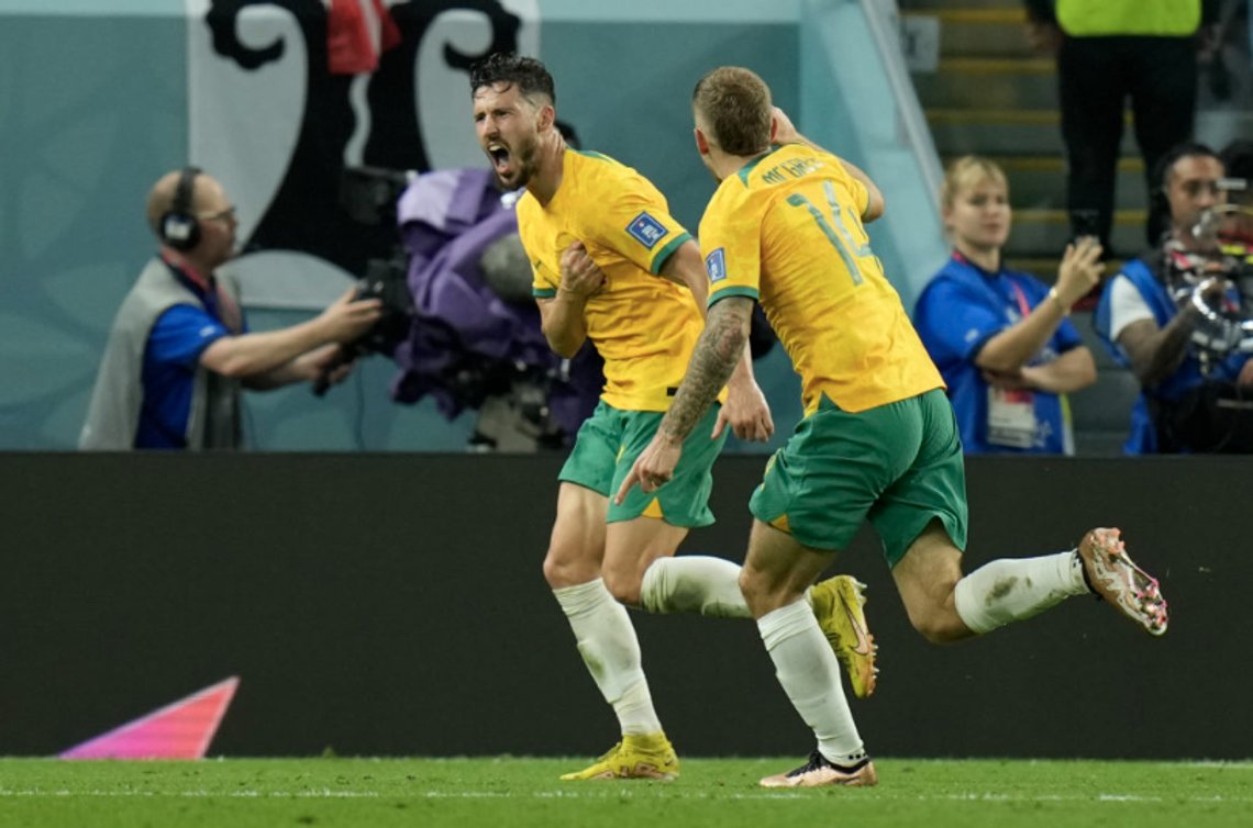 Australias Matthew Leckie (t.v.) sendte Australia i ledelsen over Danmark. Foto: Francisco Seco / AP Photo / NTB. Australias Matthew Leckie (t.v.) sendte Australia i ledelsen over Danmark. Foto: Francisco Seco / AP Photo / NTB.