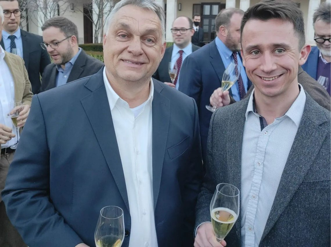 Viktor Orbán og den franske historikeren og statsviteren Thibaud Gibelin. Skjermdump fra Instagram Viktor Orbán og den franske historikeren og statsviteren Thibaud Gibelin. Skjermdump fra Instagram