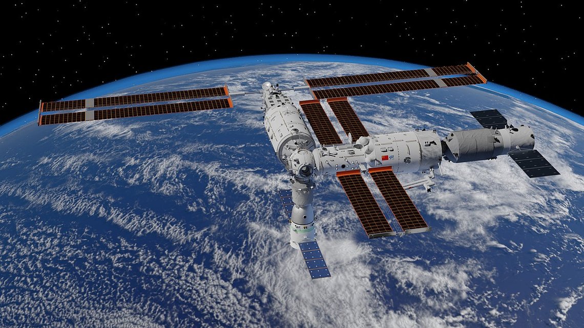 Tiangong – Himmelpalasset – er den første langsiktige naboen Den internasjonale romstasjonen ISS har hatt siden Russlands Mir-stasjon ble fjernet fra rommet i 2001. Foto: Wikimedia Commons Tiangong – Himmelpalasset – er den første langsiktige naboen Den internasjonale romstasjonen ISS har hatt siden Russlands Mir-stasjon ble fjernet fra rommet i 2001. Foto: Wikimedia Commons