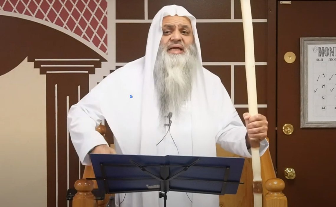 Imamen Younus Kathrada mener de som deler islam opp i moderat og radikal er «fiender og motstandere av islam». Noen tar oppfordringen til jihad på alvor. Andre gjør det ikke. Å gjøre for lite er like ekstremt som å gjøre for mye. Skjermdump: YouTube Imamen Younus Kathrada mener de som deler islam opp i moderat og radikal er «fiender og motstandere av islam». Noen tar oppfordringen til jihad på alvor. Andre gjør det ikke. Å gjøre for lite er like ekstremt som å gjøre for mye. Skjermdump: YouTube