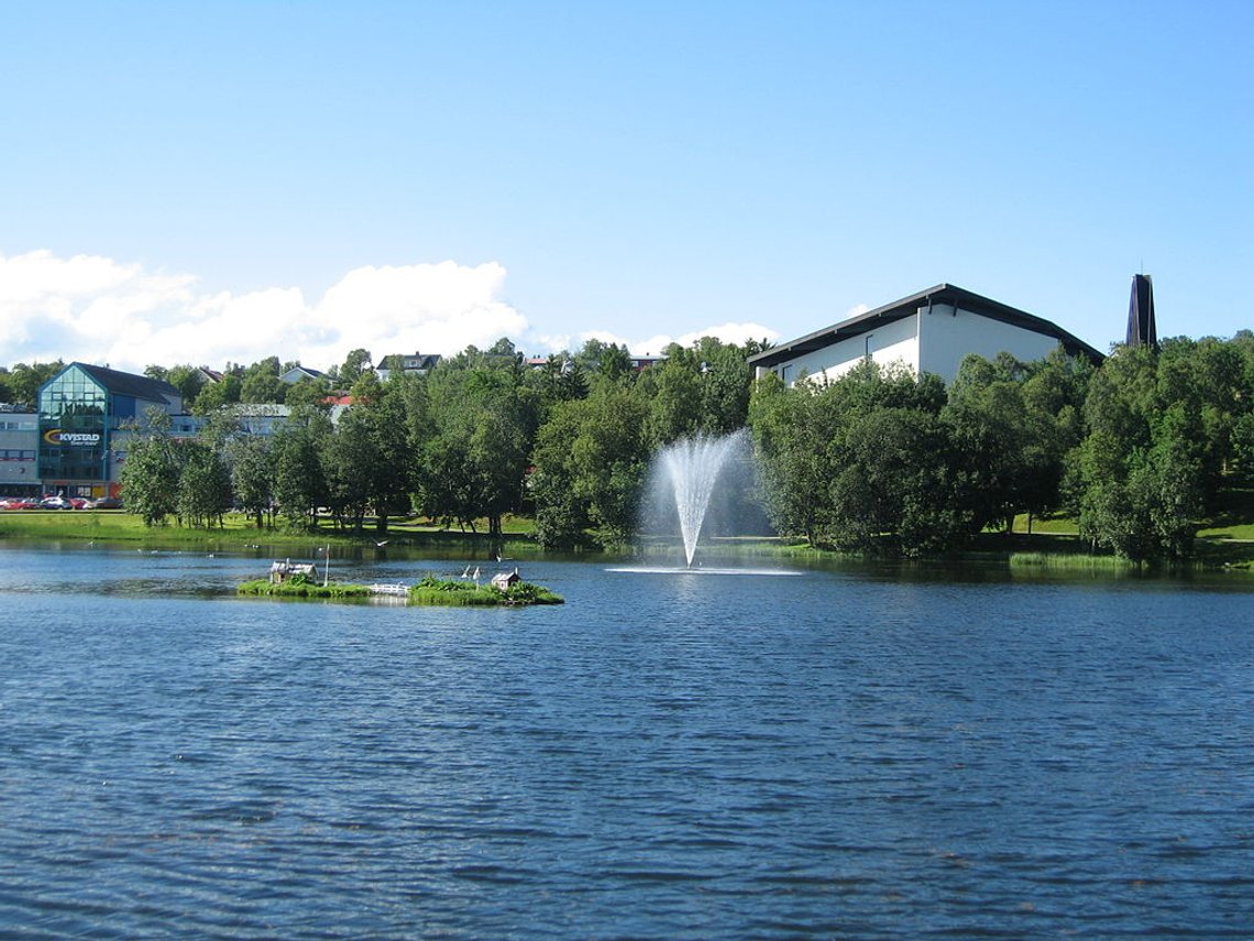 Her har familien Collin bodd i åtte år. Finnsnesvannet, med Finnsnes kirke og Kvistad Senter. Foto: Persa/Wikimedia Commons Her har familien Collin bodd i åtte år. Finnsnesvannet, med Finnsnes kirke og Kvistad Senter. Foto: Persa/Wikimedia Commons