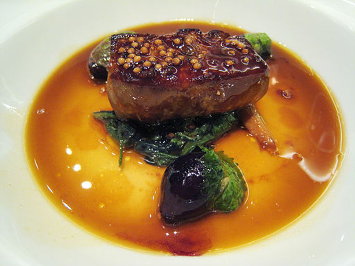 Foie gras "en cocotte" med sennepsfrø og vårløk i en andesaus. Foto: Wikimedia Common/Charles Haynes Foie gras "en cocotte" med sennepsfrø og vårløk i en andesaus. Foto: Wikimedia Common/Charles Haynes