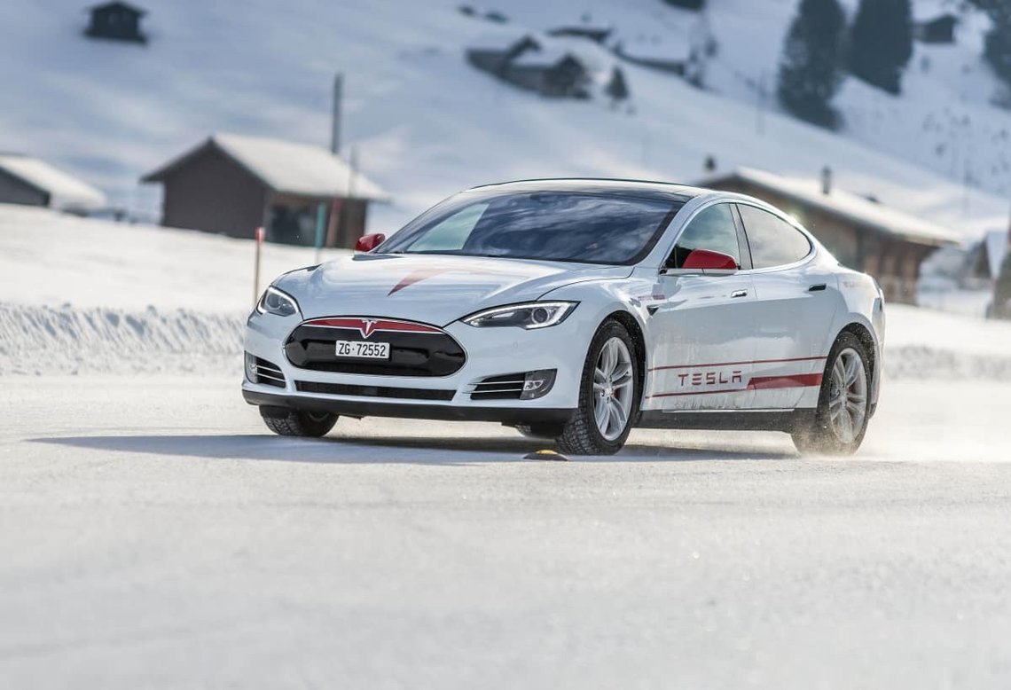 Svetsiske Tesla-eiere risikerer kjøreforbud dersom strømimporten svikter kommende vinter. Illustrasjonsfoto: Tesla Svetsiske Tesla-eiere risikerer kjøreforbud dersom strømimporten svikter kommende vinter. Illustrasjonsfoto: Tesla