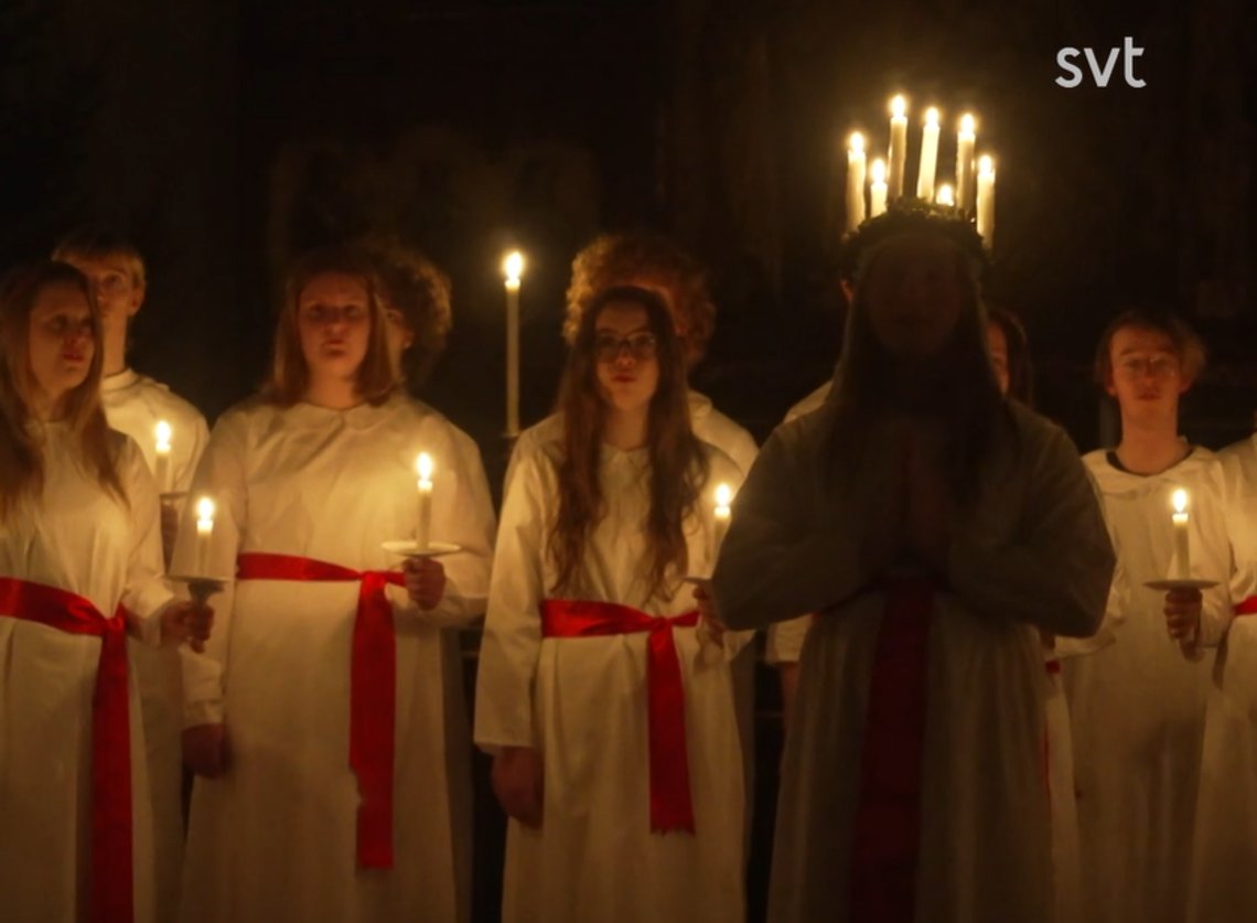 I Bollnäs kirke var årets Lucia ikke-binær.
Foto: Skjermdump, video SVT I Bollnäs kirke var årets Lucia ikke-binær.
Foto: Skjermdump, video SVT