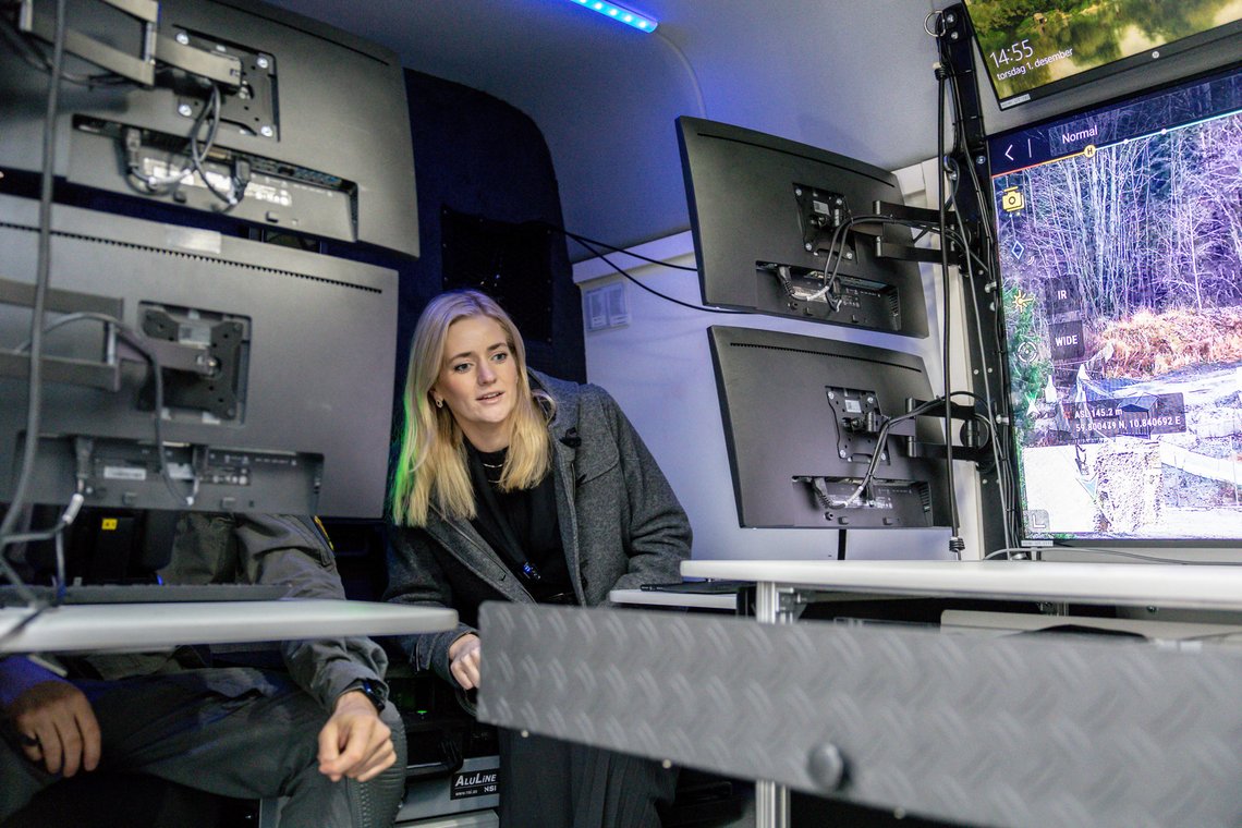 Justis- og beredskapsminister Emilie Enger Mehl fikk demonstrert politiets dronebiler under uteksamineringen. Politidistriktene vil bli tilført slike dronebiler i løpet av 2023. Foto: Justis- og beredskapsdepartementet Justis- og beredskapsminister Emilie Enger Mehl fikk demonstrert politiets dronebiler under uteksamineringen. Politidistriktene vil bli tilført slike dronebiler i løpet av 2023. Foto: Justis- og beredskapsdepartementet