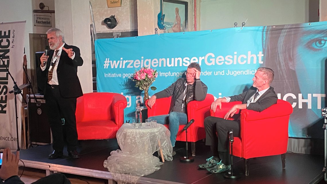 Dr. Robert Malone snakker under en konferanse i Wien. På scenen med ham sitter professor Mattias Desmet og dr. Ryan Cole. Foto: Document Dr. Robert Malone snakker under en konferanse i Wien. På scenen med ham sitter professor Mattias Desmet og dr. Ryan Cole. Foto: Document