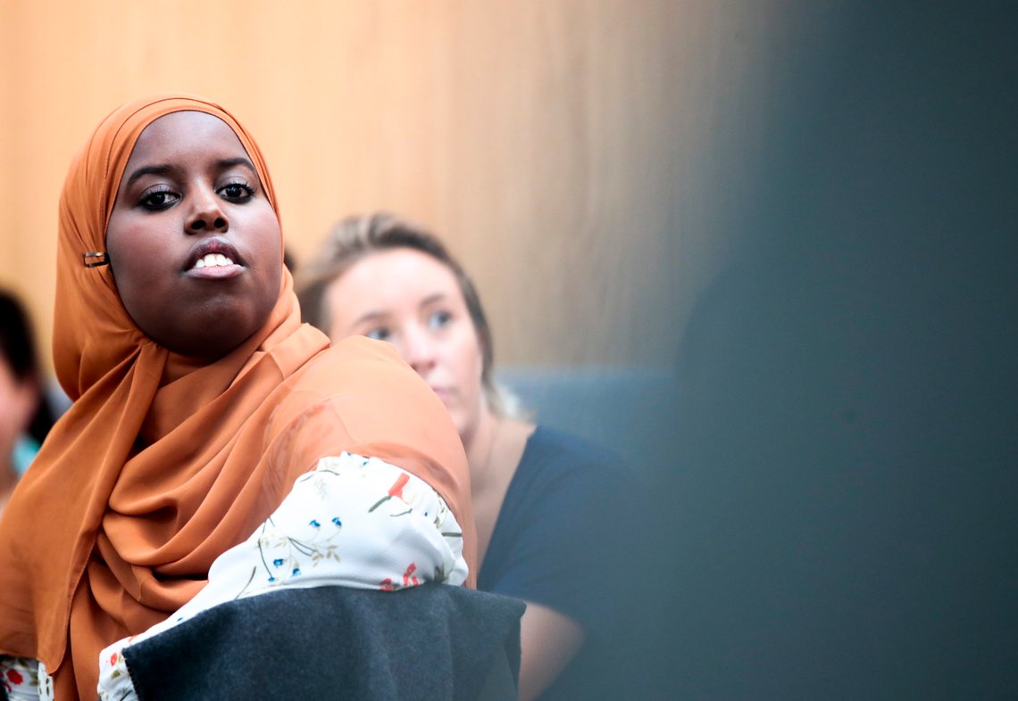 Oslo 20180830.
Sumaya Jorde Ali leser fra boka "Melanin hvitere enn blekemiddel" under Aschehougs høstliste i Oslo torsdag.
Foto: Lise Åserud / NTB Oslo 20180830.
Sumaya Jorde Ali leser fra boka "Melanin hvitere enn blekemiddel" under Aschehougs høstliste i Oslo torsdag.
Foto: Lise Åserud / NTB
